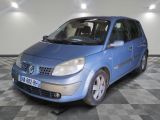 la photo d'une voiture bleue garée dans un garage