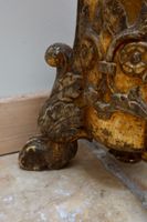 Suite de quatre pique-cierges en bois sculpté, mouluré, doré… (photo 5)