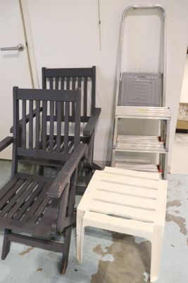 deux chaises et une chaise qui se trouvent dans une pièce