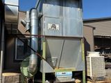 une grosse machine qui se trouve à l'extérieur d'un bâtiment