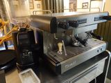 une machine à café posée sur une table