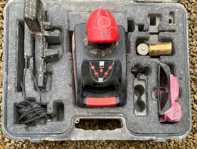 une trousse à outils dans un coffret en plastique posé par terre