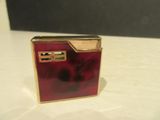 un briquet rouge posé sur une table