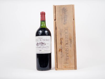 la bouteille de vin se trouve à côté d'une caisse en bois