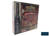On voit ici la boîte de la Game Boy Advance avec la console posée dessus.