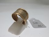 gros plan d'une bague en or portant une étiquette de prix