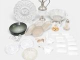un grand nombre d'objets en verre posés sur une table