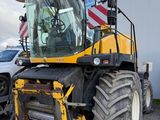 une photo d'un tracteur jaune garé sur un parking