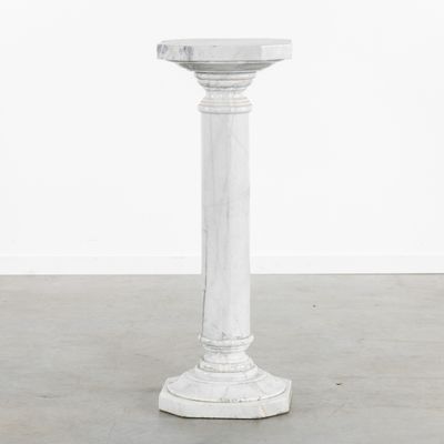une image représentant un socle blanc surmonté d'un plateau en marbre