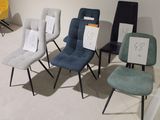 quatre chaises alignées sur le sol