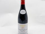 une bouteille de vin posée sur une table