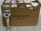 un trophée en argent posé à côté d'une boîte en carton remplie de nourriture