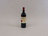 une bouteille de vin posée sur une table