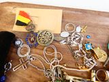 un plateau en bois sur lequel sont disposés de nombreux bijoux de toutes sortes