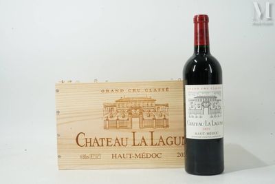 une bouteille de vin posée à côté d'une caisse en bois