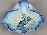 un bol bleu et blanc orné d'un motif de poisson