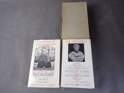 deux livres posés sur une table, à côté d'une photo en noir et blanc représentant un homme