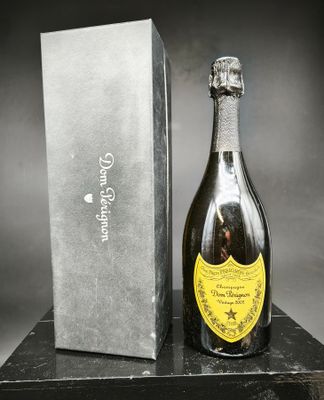 la bouteille de champagne est à côté de la boîte sur la table