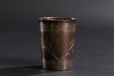 une tasse en métal posée sur une table