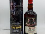 une bouteille de whisky posée à côté d'un bidon de vin