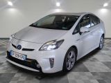 une photo d'une Toyota Prius blanche garée sur un sol à damier
