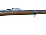 un vieux fusil avec un canon en bois sur fond blanc