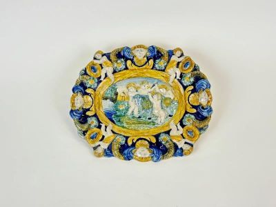 Plat ovale en majolique polychrome à décor de putti et de gr…