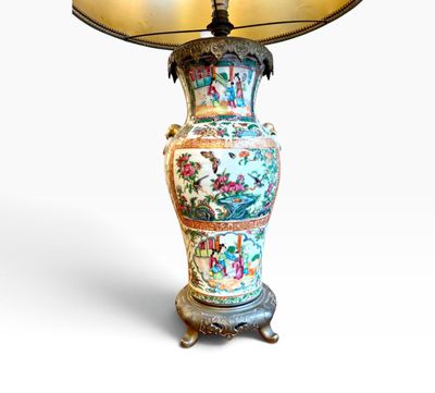 une lampe posée sur un pied, avec une ampoule au sommet