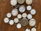 de nombreux modèles différents de montres de poche posés sur une table