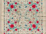 une nappe blanche ornée de fleurs rouges et bleues