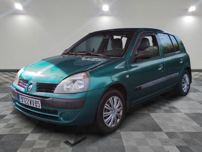 la photo d'une voiture verte garée dans un garage
