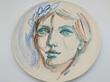 une assiette sur laquelle est représenté le visage d'une femme