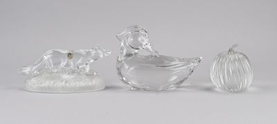 trois figurines en verre représentant des animaux et un oiseau, posées sur un fond blanc