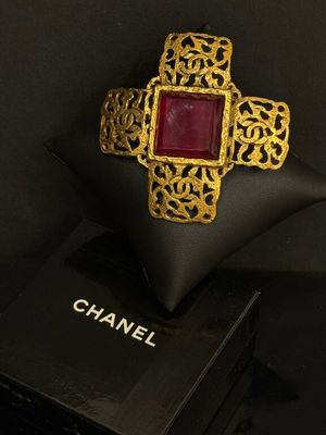 broche Chanel en or ornée d'une pierre rouge