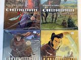 une série de quatre bandes dessinées posées sur une table