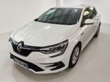 Une voiture blanche est garée dans une pièce blanche.