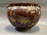 un grand vase orné d'un motif représentant un oiseau