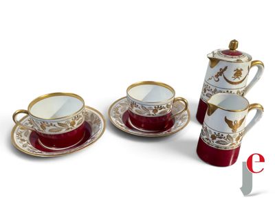 trois tasses et une soucoupe sur une table blanche
