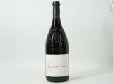 une bouteille de vin posée sur une table