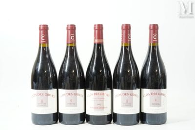 six bouteilles de vin rouge sont alignées sur une surface blanche