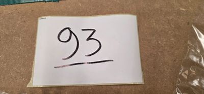 un bout de papier sur lequel figure un chiffre