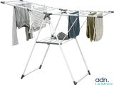 une photo d'un étendoir à linge sur lequel sont suspendus des vêtements