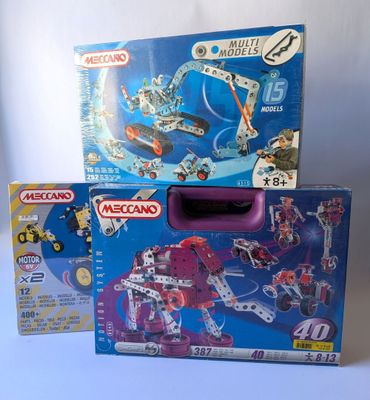 deux boîtes de jouets assortis posées sur une table