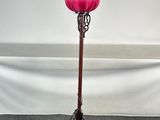 lampe sur pied en verre rose, avec un socle en bois et un pied en métal