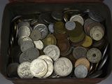 beaucoup de pièces de monnaie dans une boîte sur la table