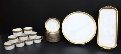 beaucoup d'assiettes et de tasses sur la table
