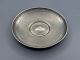 une assiette en argent antique avec un motif circulaire sur le bord