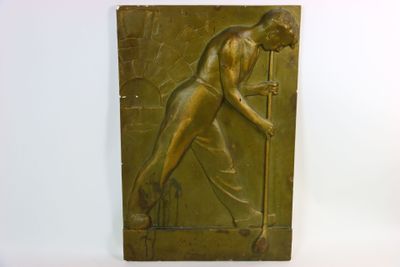 plaque en bronze représentant un homme avec une canne et une canne