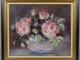 une peinture à l'huile représentant des fleurs roses dans un bol blanc posé sur une table