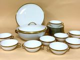 plusieurs tasses et soucoupes posées sur une table